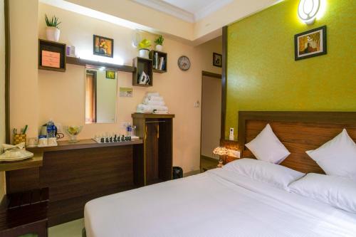 Кровать или кровати в номере Blue Bell Cochin Airport Hotel