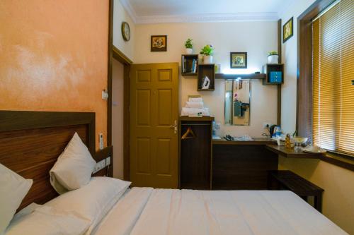 Кровать или кровати в номере Blue Bell Cochin Airport Hotel