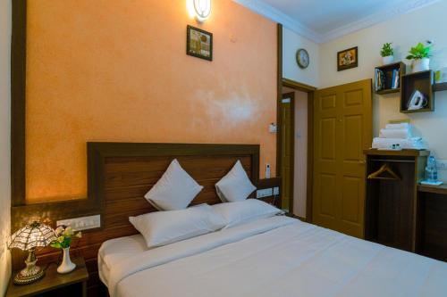 Кровать или кровати в номере Blue Bell Cochin Airport Hotel