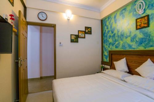 Кровать или кровати в номере Blue Bell Cochin Airport Hotel