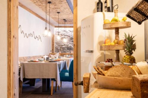 a restaurant with a table with a bunch of food at Gästehaus Richter in Grainau