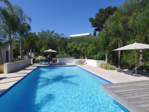 - une piscine dans une cour arborée dans l'établissement Golfe de Saint Tropez- Beauvallon Villa, à Grimaud