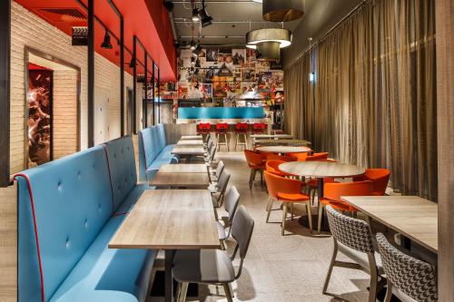 uma fila de mesas e cadeiras num restaurante em ibis Styles London Ealing em Ealing