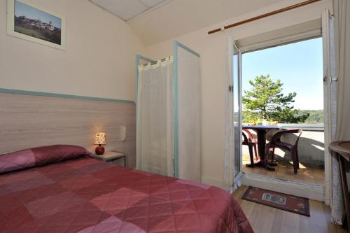 Ένα ή περισσότερα κρεβάτια σε δωμάτιο στο Le Compostelle