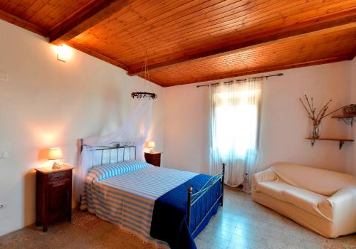 um quarto com uma cama e um sofá em Podere I Gigli em Castiglion Fiorentino