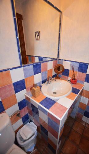 a bathroom with a sink and a toilet at Casa del Altozano in Barajas de Gredos