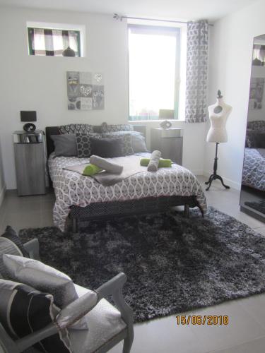 une chambre avec un lit et un tapis dans l'établissement TESS Villa Fournadin, à Fournaudin