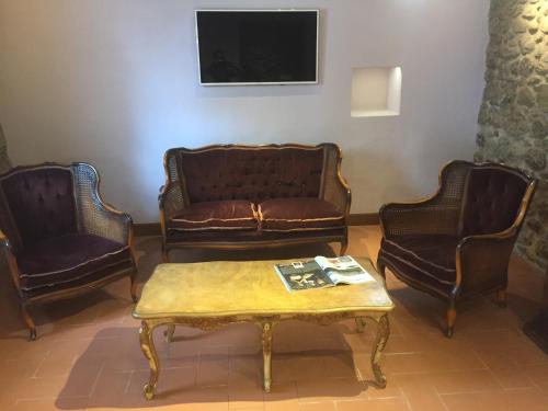 a living room with couches and a coffee table at Antica Locanda San Leonardo 1554 in Ghivizzano