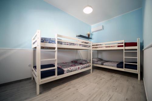 Zimmer mit 3 Etagenbetten in der Unterkunft Salento Sea & Sun in Porto Cesareo