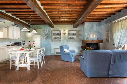 タヴァルネッレ・ヴァル・ディ・ペーザにあるLa Capannina di Matteoのキッチン、リビングルーム(テーブル、椅子付)