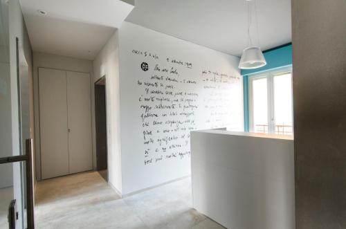 a room with a wall with writing on the wall at ApartmentsGarda - Residenza Antiche Mura in Garda