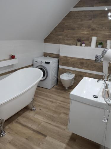 Ένα μπάνιο στο Apartamenty Białowieża