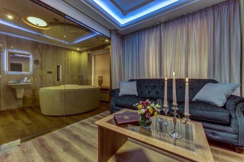 sala de estar con sofá y bañera en Premium Hotel, en San Petersburgo