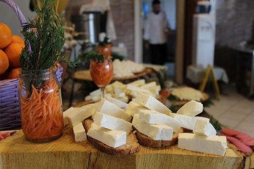 un tagliere con fette di formaggio e pane di Doc's Thermal Hotel Wellness & Detox Spa a Haymana