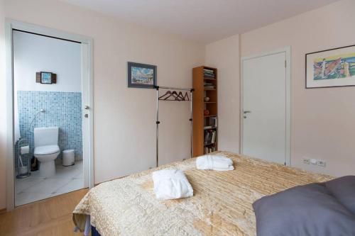 - une chambre avec un lit et une salle de bains avec des toilettes dans l'établissement Apartment M49, à Zagreb