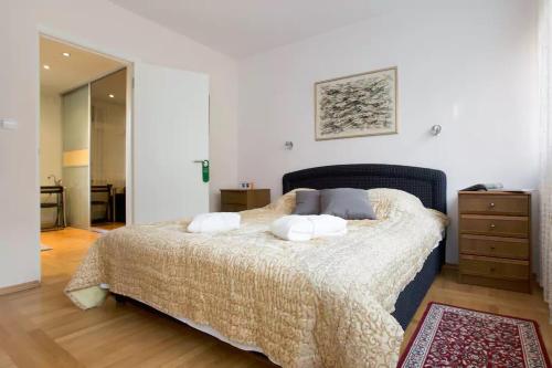 - une chambre avec un lit et 2 oreillers dans l'établissement Apartment M49, à Zagreb