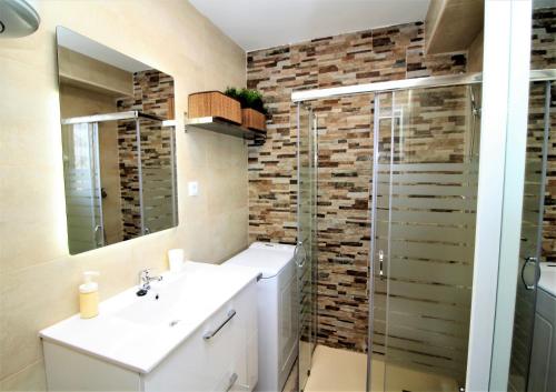 een badkamer met een wastafel en een glazen douche bij Coblanca 5 83 in Benidorm