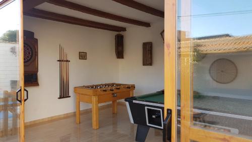 Habitación con mesa de ping pong y mesa en Casa Rural El Almendro, en Rozalén del Monte