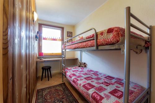 מיטה או מיטות קומותיים בחדר ב-Appartamento Pila Bellevue