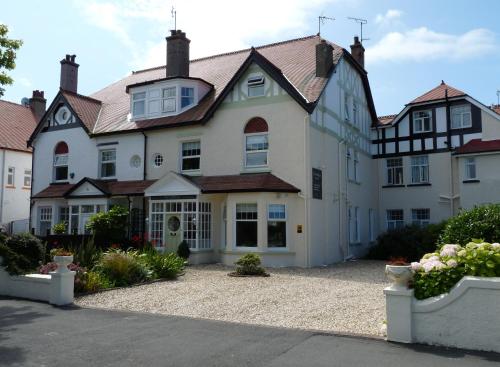 スランディドノにあるThe Cliffburyの屋根付きの大きな白い家