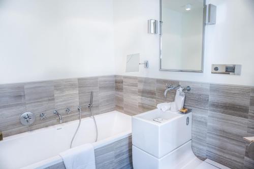  Hotel Marignan Champs-Elysées -  Chambre  photo :   Tea/Coffee maker    Minibar    Bath                           