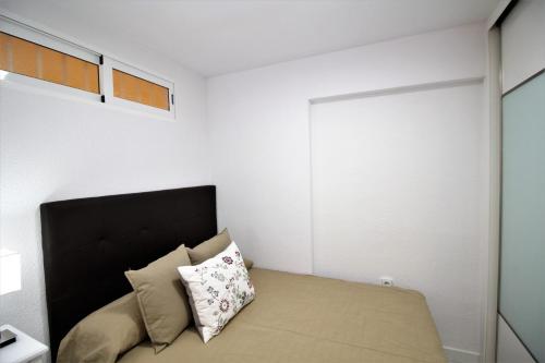 ベニドルムにあるInlesa 4-Bのベッドルーム1室(黒いヘッドボード付きのベッド1台付)