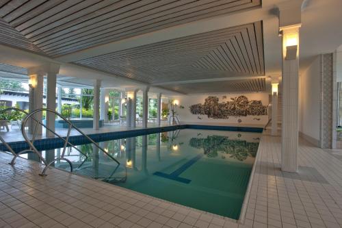 - une piscine dans un bâtiment avec piscine dans l'établissement Berghotel Hoher Knochen, à Winterberg