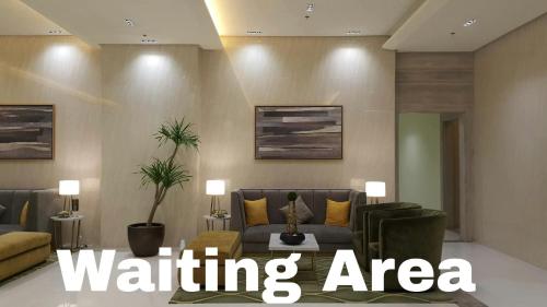 un soggiorno con area salotto e divano. di Condotel Walking distance to Airport ( Terminal 3) a Manila