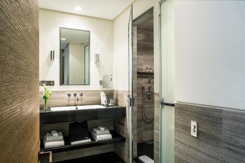  Hotel Marignan Champs-Elysées -  Chambre  photo :   Tea/Coffee maker    Minibar    Bath                           