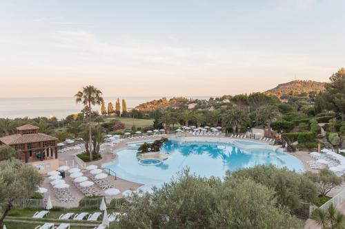 - une vue sur la piscine du complexe dans l'établissement Residence Le Village de Cap Esterel - maeva Home, à Agay