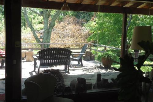 a view of a patio with a bench through a window at Flamante casa en Delta de Tigre in Buenos Aires