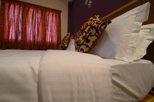 Ένα ή περισσότερα κρεβάτια σε δωμάτιο στο Hotel Vijay