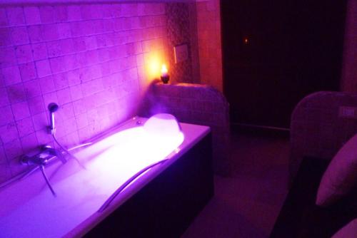 baño con luz púrpura en una habitación en B&B Colle di Terria Country House, en Contigliano