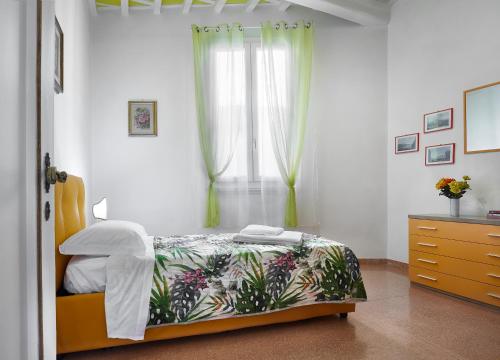 um quarto com uma cama, uma cómoda e uma janela em Silver Sword Suite em Florença