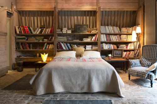 ein Schlafzimmer mit einem Bett in einem Raum voller Bücher in der Unterkunft Maison d'Hôte de Myon in Nancy