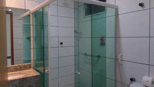 La salle de bains est pourvue d'une douche en verre et d'un lavabo. dans l'établissement Thermas Hotel, à Salgadinho