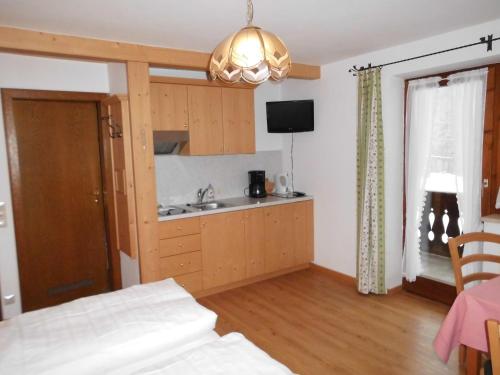 een kamer met een keuken met een wastafel en een bed bij Liebertingerhof in Reit im Winkl