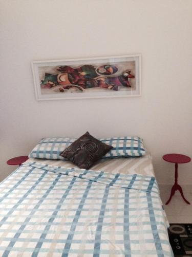 1 dormitorio con 1 cama y una foto en la pared en Santa Clara Copacabana, en Río de Janeiro