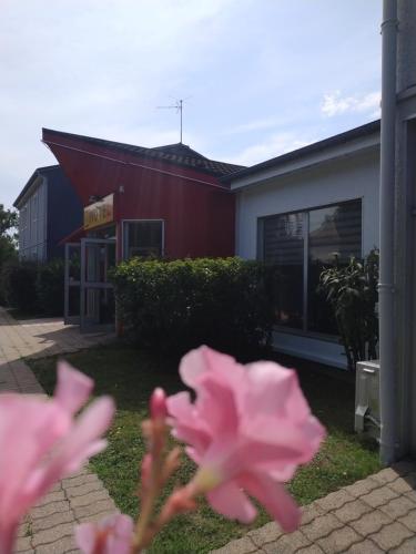 Photo de la galerie de l'établissement Hotel - Restaurant du Lac - Agen, à Boé