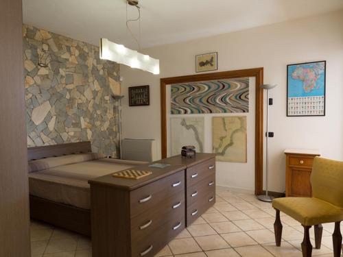 een slaapkamer met een bed, een bureau en een stoel bij B&B Villa Meridiana in Diamante