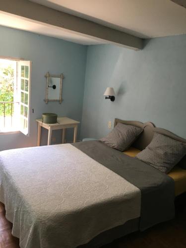 Un dormitorio con una cama grande con ventana. en Coté remparts, en Carcassonne