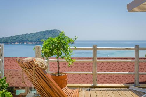 un'amaca su una terrazza con vista sull'oceano di Agorastos Suites a Kinira