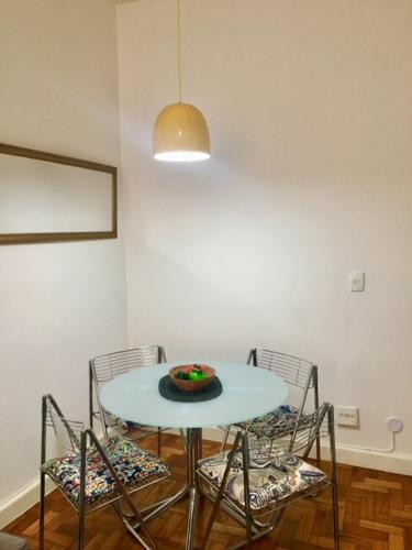 stół i krzesła z miską na górze w obiekcie Paula Freitas Copacabana w mieście Rio de Janeiro