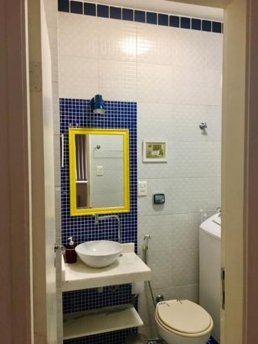 y baño con lavabo, aseo y espejo. en Paula Freitas Copacabana, en Río de Janeiro