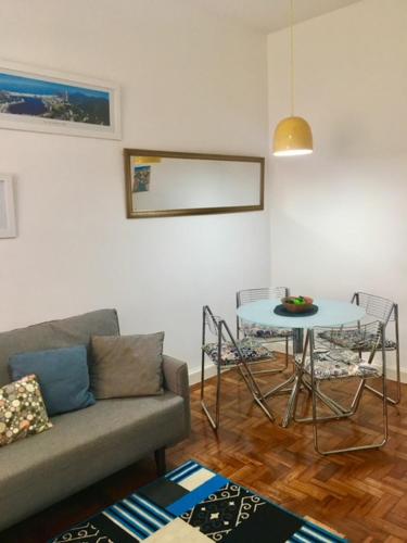 sala de estar con sofá y mesa en Paula Freitas Copacabana, en Río de Janeiro