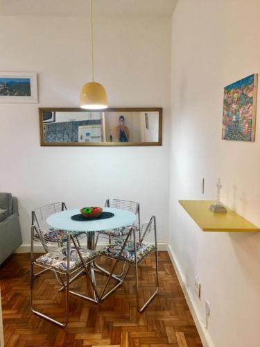cocina con mesa y sillas en una habitación en Paula Freitas Copacabana, en Río de Janeiro
