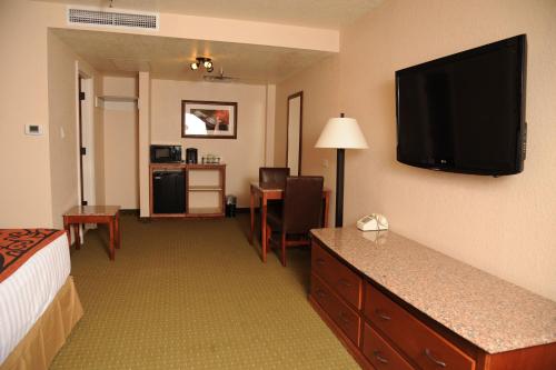 Телевизор и/или развлекательный центр в Ramada by Wyndham Elko Hotel at Stockmen's Casino