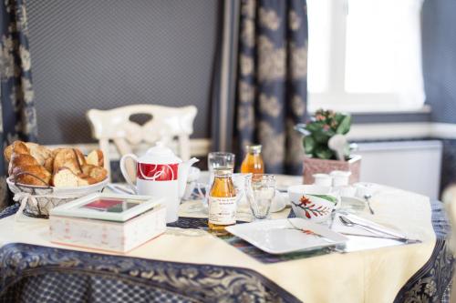 una mesa con un plato de comida y pan. en La Maison De La Fontaine, Le Beny Bocage, en Le Bény-Bocage