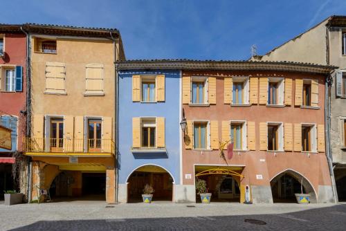a group of buildings in a street at Les Arcades Le Lion D'or in Buis-les-Baronnies