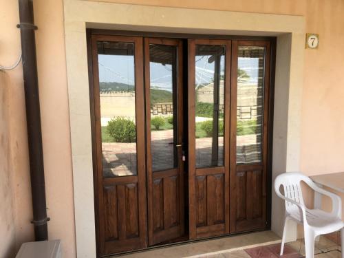 un par de puertas de madera en una casa en Porta Pantalica, en Ferla